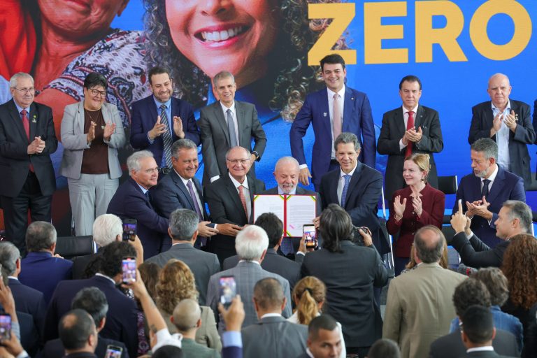 Ampliação da isenção de Imposto de Renda vira lei, e autoridades destacam justiça tributária